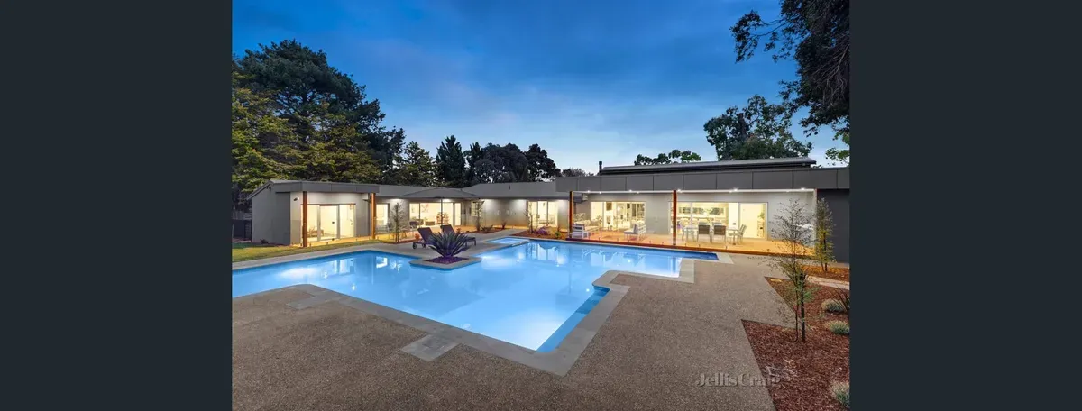 Professional cement rendering and plastering services Melbourne - solid plaster finish on residential home